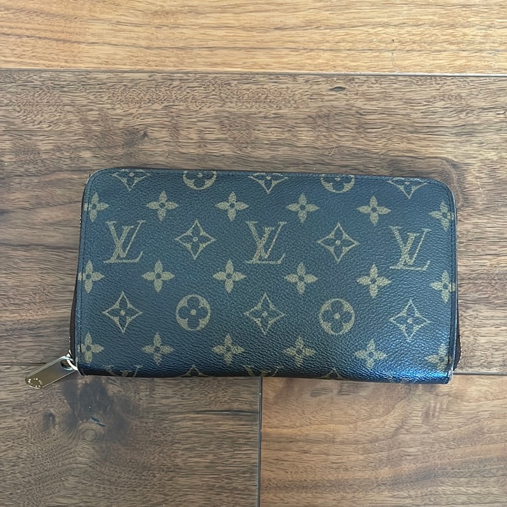 Louis Vuitton Zippy Wallet Great Condtion